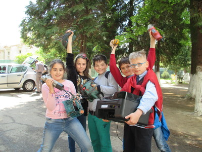 (P) Şcolile din România reciclează 