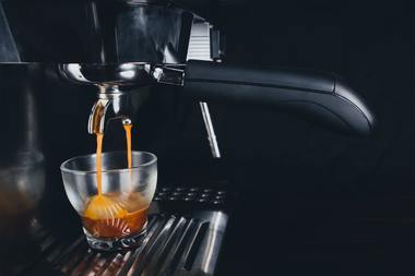 Cum să curăţaţi un aparat de cafea (şi de ce ar trebui să o faceţi mai des) (P)