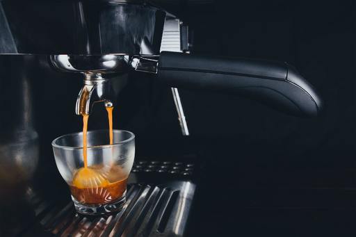Cum să curăţaţi un aparat de cafea (şi de ce ar trebui să o faceţi mai des) (P)