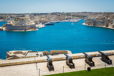 Turiştii aleg să se distreze în Malta de Revelion, în loc să petreacă în România cu restricţii orare