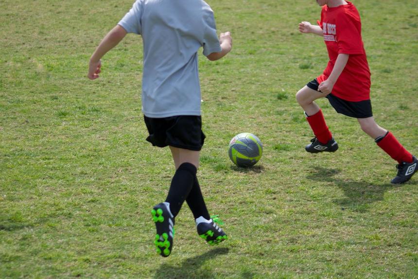 Cum vă puteţi ajuta copilul să-şi aleagă ghetele de fotbal potrivite (P)