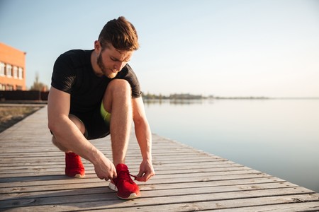 Cum se poartă pantofii sport pentru bărbaţi? Consultă 3 idei de ţinute la modă