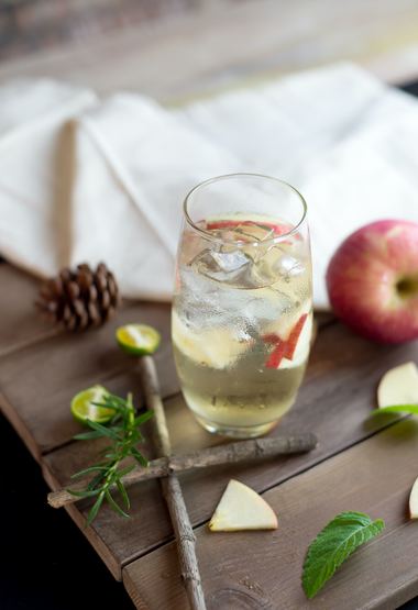 Descoperă Deliciile Răcoritoare ale Cidrului de Mere, Cidrului şi Apei Tonice