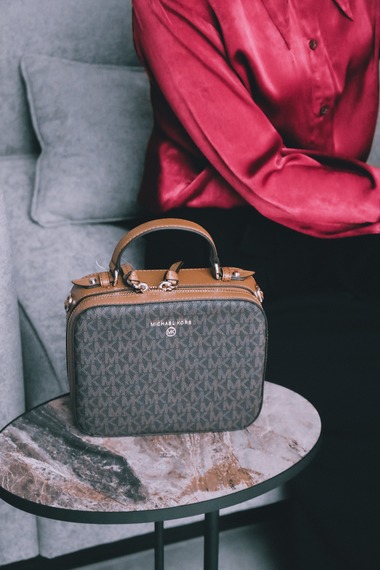 Eleganţă şi Stil Defineşte Tendinţele din Moda Accesoriilor: Geanta Michael Kors vs. Rucsac Guess (P)