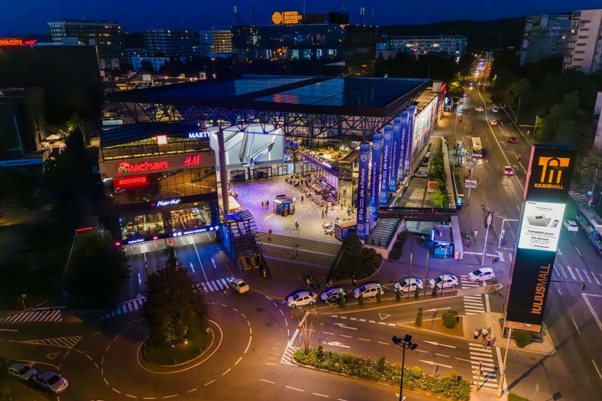 Nou la Iulius Mall Cluj-Napoca: a fost montat unul dintre cele mai mari ecrane LED din Europa