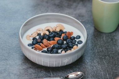 De la keto la vegetarian. Cum să consumi corect iaurt, lapte şi smântână în dietă (P)