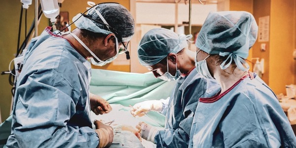 Când medicina de echipă, tehnologia şi empatia construiesc un drum mai uşor pentru pacientele diagnosticate cu cancer mamar