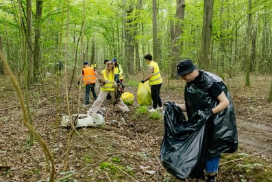 Gesturi simple care contează pentru un viitor mai bun. Peste 15 tone de deşeuri colectate în cadrul campaniei de ecologizare a BAT România în pădurea Plopeni, judeţul Prahova