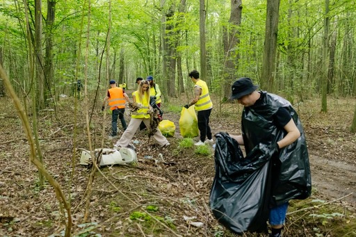Gesturi simple care contează pentru un viitor mai bun. Peste 15 tone de deşeuri colectate în cadrul campaniei de ecologizare a BAT România în pădurea Plopeni, judeţul Prahova