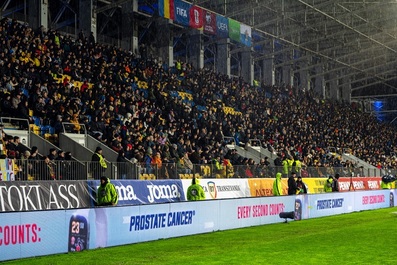 Reţeaua Privată de Sănătate Regina Maria transformă cancerul de prostată într-un "brand" pentru conştientizare, lansat în mijlocul suporterilor