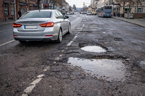 Drumuri pline de gropi şi legislatie învechită: România ameninţată de risc rutier major şi cum poate fi schimbată această realitate