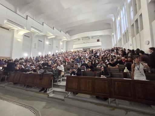 Ce nu învaţă studenţii la facultate, dar pot afla din primul lor proiect real


