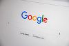 Google răspunde, utilizatorul nu mai dă click: cum se schimbă valoarea traficului organic