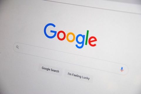 Google răspunde, utilizatorul nu mai dă click: cum se schimbă valoarea traficului organic