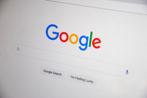 Google răspunde, utilizatorul nu mai dă click: cum se schimbă valoarea traficului organic