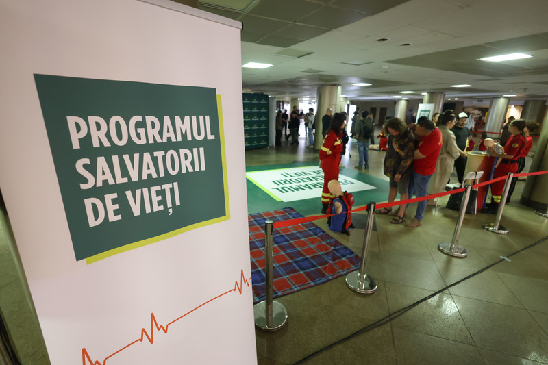 Bucureştenii au învăţat de la voluntarii Fundaţiei pentru SMURD, în cadrul programului Groupama – Salvatorii de vieţi, cum pot salva o viaţă