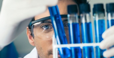 Alphabet şi AbbVie investesc 1 miliard de dolari în tratamente de combatere a bolilor asociate îmbătrânirii