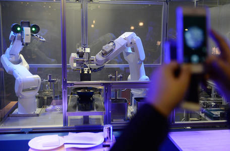 Greii comerţului electronic din China se întrec în restaurante robotizate