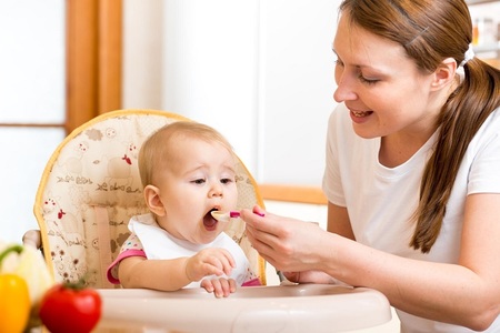 Studiu: Bebeluşii care primesc hrană solidă de la vârsta de trei luni dorm mai bine decât cei hrăniţi doar la sân până la 6 luni