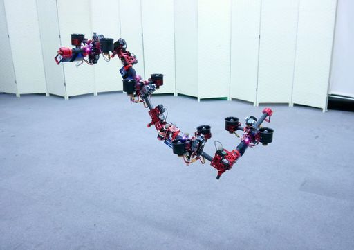 Cercetătorii japonezi au creat o dronă care-şi poate schimba forma în zbor
