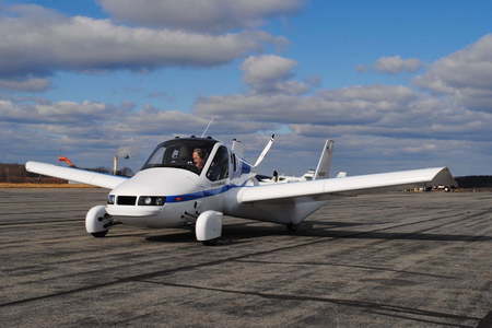 Maşina zburătoare Terrafugia Transition va fi lansată în 2019