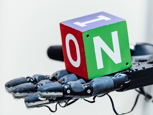 O mână robotică învaţă mişcări din viaţa reală cu ajutorul Inteligenţei Artificiale