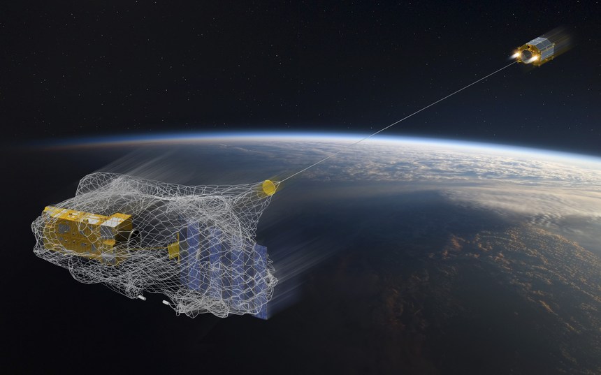 Un satelit britanic încearcă să facă curăţenie pe orbita Pământului cu o plasă gigantică