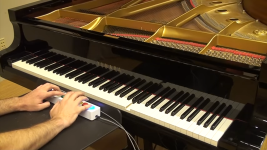 Cântatul la pian cu ajutorul AI-ului înseamnă că trebuie apăsate doar 8 butoane pentru cele 88 de note muzicale