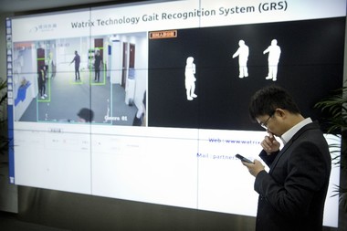 China implementează măsuri de securitate bazate pe recunoaşterea mersului