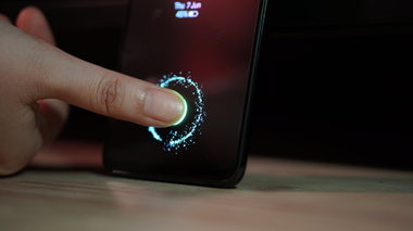 Experţii în securitate au arătat cum pot fi înşelaţi senzorii de amprentă de pe telefoane