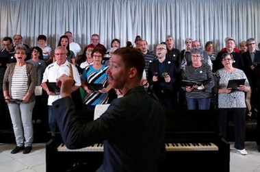 Un medic din Ungaria a prescris pacienţilor săi bolnavi de plămâni o terapie prin cântec