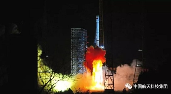 China a lansat prima sondă care va explora partea întunecată a Lunii