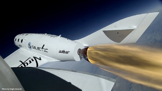 O navetă a Virgin Galactic a efectuat primul test de zbor spaţial cu echipaj la bord