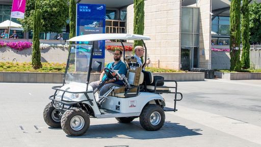 Un robot poate transforma orice maşină într-una autonomă