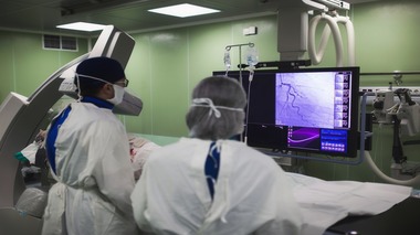 Deşi nu acuză dureri, tot mai mulţi pacienţi sunt diagnosticaţi cu boli ale inimii şi vaselor de sânge. Dr. Ofelia Niţă, MedLife, despre angiografia CT