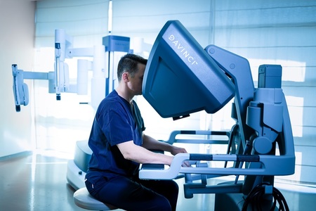 MedLife achiziţionează alţi doi roboţi da Vinci: “Este extraordinar că pacienţii noştri vor avea acces la cea mai mare echipă de medici certificaţi în chirurgie robotică din România”