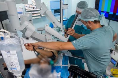 Premiera naţională: echipa Spitalului MedLife Polisano Sibiu a efectuat cu succes prima mastectomie bilaterală robotică cu sistemul daVinci