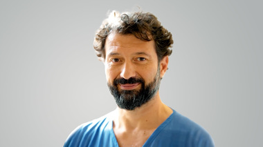 #MediciBuni – Dr. Victor Ştefănescu, MedLife: „Pentru pacientul oncologic este o mare problemă faptul că în România nu se face medicină integrată, nu există centre specializate decât pe hârtie”
