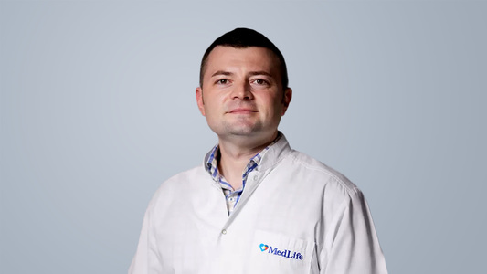 #MediciBuni – Dr. Roman Popescu, MedLife: „Nu există doar pacient ortopedic. Fiecare pacient trebuie abordat prin prisma tuturor afecţiunilor sale asociate”