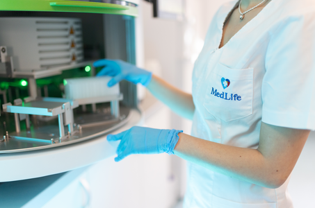 Tehnologia avansată de laborator salvează vieţi – vezi parcursul unei probe la MedLife