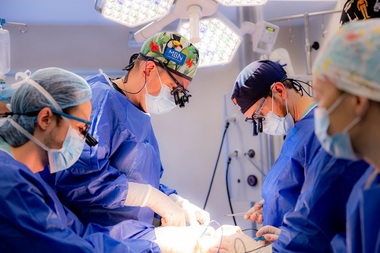 Premieră MedLife: primele reconstrucţii mamare asistate robotic la Cluj, pro-bono