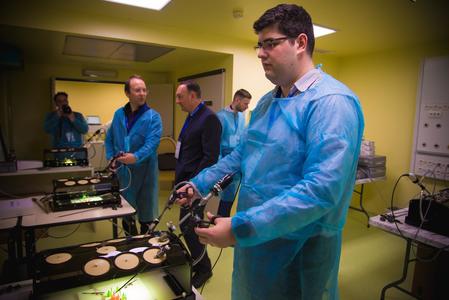 MedLife aduce la Sibiu experţi din ţară şi din străinătate pentru a dezbate cele mai noi tehnici abordate în chirurgia robotică urologică