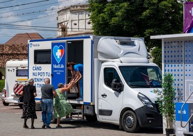 MedLife continuă să susţină comunităţile vulnerabile: peste 300 de locuitori din satele din Braşov şi Alba au beneficiat de analize şi consultaţii medicale gratuite în doar 6 zile, prin proiectul Caravana cu Sănătate

