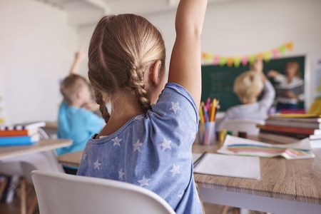 Alarmă trasă de specialişti: stigmatizarea şi lipsa de resurse afectează integrarea copiilor cu probleme de sănătate mintală în şcoli