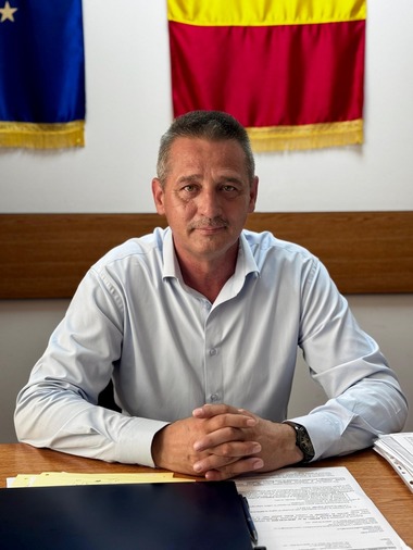 UPDATE - Un primar din Iaşi susţine că va scoate microbuzul şcolar şi nu va mai da bani pentru detergent şi hârtie igienică la o şcoală din localitate, motivând lipsa rezultatelor elevilor la învăţătură: Băgăm într-un sac fără fund, fără niciun rezultat
