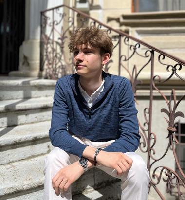 Alex Gheţu, liceanul care a ajuns voluntar in campania lui Nicuşor Dan: “Nu trebuie să fii cineva important ca să contezi. Ca să schimbi ceva e suficient să-ţi pese, să te implici, să înveţi, să întrebi”