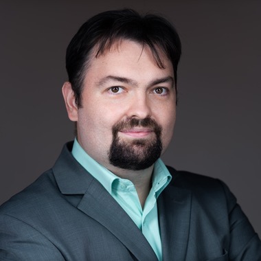 Op-Ed Mihai Mănescu: Lista de lecturi pentru vacanţă, sau cum ne asigurăm că cei mici nu vor citi nici vara asta