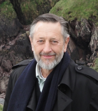 Un expert internaţional în testarea standardizată a elevilor explică: „Standardele oferă profesorilor o direcţie clară despre ce trebuie să predea, astfel încât elevii să atingă un anumit nivel general de competenţă”