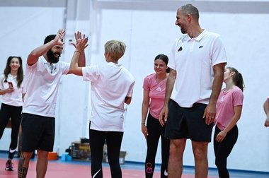 Sport şi educaţie: cum schimbă fostul mare baschetbalist Virgil Stănescu viitorul copiilor prin programele sale
