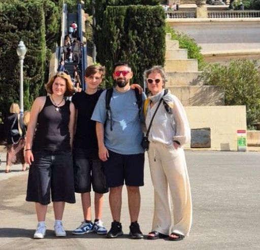 Simona Călinescu, mama a doi copii care învaţă în Barcelona: „Copiii sunt evaluaţi prin proiecte şi teste, dar accentul cade pe curiozitate, cercetare şi întrebări”

